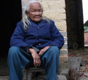 Anciana declarada muerta sale 6 días después del ataúd para cocinar Muerta_Falsa