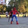 hombre araña juega baloncesto