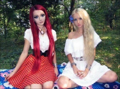 Barbie humana y niña anime se convirtieron  en mejores amigas